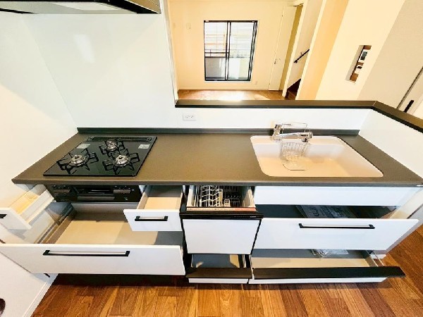 毎日使うキッチンが綺麗で清潔ならお料理を作るのも楽しくなりますよね。機能性とデザイン性を兼ね備えた嬉しいキッチン。