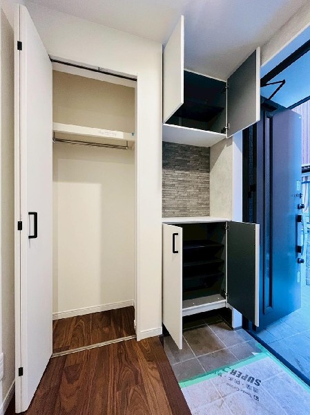 外観:玄関は家の中に入る時一番最初に目に付く場所だからこだわりたいですよね！明るい雰囲気の色目でお部屋の雰囲気をそのまま表しているようです。