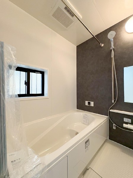 ユニットバスはゆったりとくつろげる1坪タイプ。足までしっかりと伸ばせる浴槽は、心身ともにしっかりと疲れを癒してくれます。お子様と一緒の入浴でも充分な広さです。