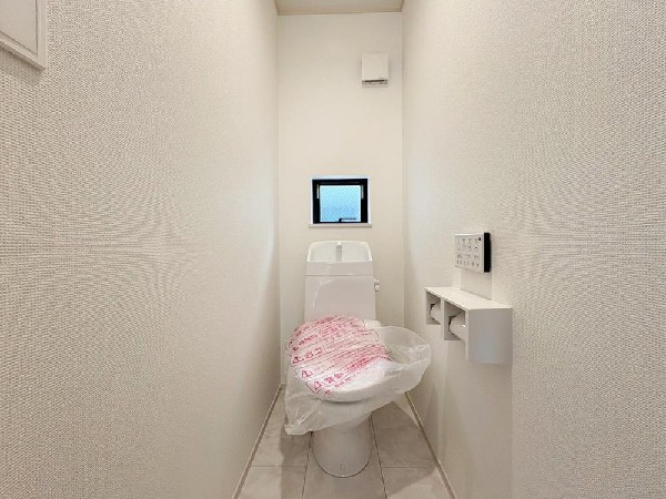 洗浄機能付き便座を標準装備。便座保温機能もあるので寒い季節も安心。