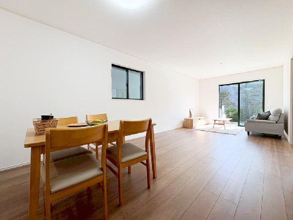 家族と過ごす時間を大切にしたい方にぴったりのゆとりある住空間です。窓からの日差しがリビングの隅々までしっかりと届きます。