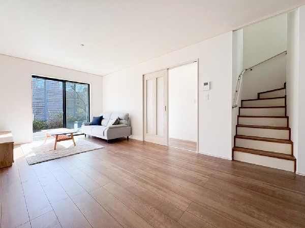 家族と過ごす時間を大切にしたい方にぴったりのゆとりある住空間です。窓からの日差しがリビングの隅々までしっかりと届きます。