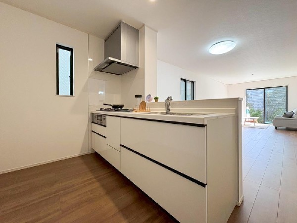 リビングを見渡せる対面式キッチンは、ご家族との会話もできて毎日のお料理が楽しくなります。リビングで遊ぶお子様にも目が届くので安心して家事が出来ますね。