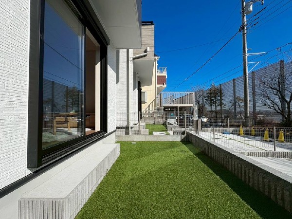 外観:暮らしに潤いと癒しをもたらすお庭があります。手入れをしやすい広さだからこそ、ひとつひとつの樹木、花達の変化に目が届き、家族の会話にも花が咲きます。ガーデニングを始めてみませんか。