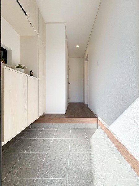 外観:玄関は家の中に入る時一番最初に目に付く場所だからこだわりたいですよね！明るい雰囲気の色目でお部屋の雰囲気をそのまま表しているようです。