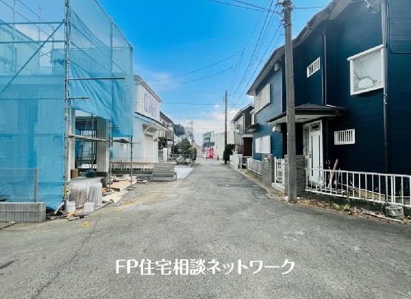 外観:前面道路は車通りの少ない道路。段差もなくお車の出し入れが苦手な方も駐車しやすそうです。