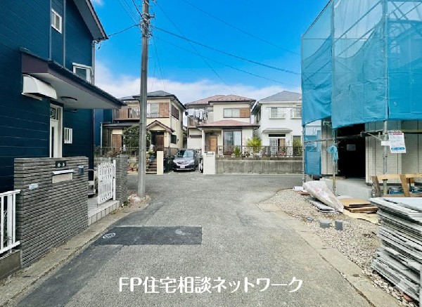 外観:前面道路は車通りの少ない道路。段差もなくお車の出し入れが苦手な方も駐車しやすそうです。