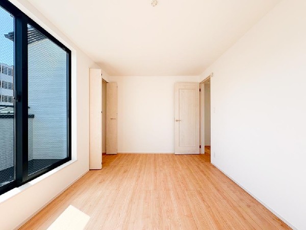 大きな窓からは、眩しいほど光が差し込んでおりました！時間がゆっくりと流れるプライベート空間で穏やかな街並みを見下ろしながらゆったりとくつろいでください。