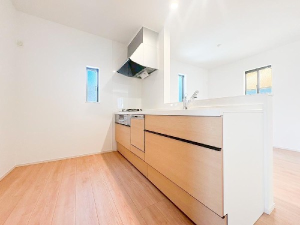 リビングを見渡せるカウンターキッチンでお子様の様子を伺いながら食事の支度が出来ます。家族の気配を感じられる、そんな空間を演出できるキッチンです。