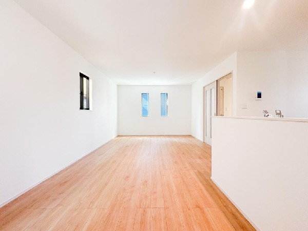 家族だんらんのリビング。家具の配置がしやすい広さを確保しつつ、窓が多い設計は沢山の光が取り込める拘りの間取りです。明るいリビングで寛ぐ新しい生活をスタートさせてみませんか。