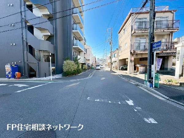 外観:幅8ｍの道路に面しています。敷地との高低差もなく車庫からすぐ道路に出られます。