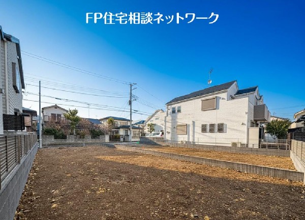 外観:第一種低層住居専用地域の良好な住環境が保たれたエリア。低層の一戸建てを中心とした街並みが整然と続き、周辺は高い建物が建っていないので、採光や開放性に恵まれています。