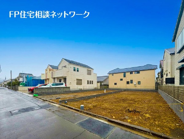 外観:第一種低層住居専用地域の良好な住環境が保たれたエリア。低層の一戸建てを中心とした街並みが整然と続き、周辺は高い建物が建っていないので、採光や開放性に恵まれています。