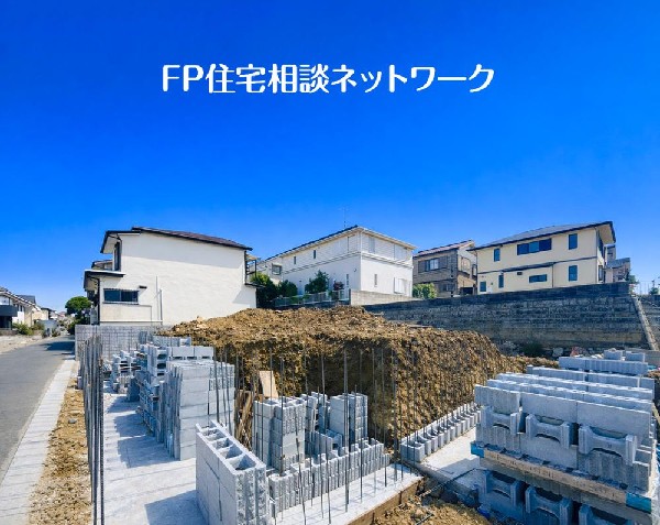 外観:四季を通じて自然と触れ合えるスポットが周辺には盛りだくさん！お散歩やジョギング、週末のご家族での遊びに最適です。目の前に広がる開放感とゆとり、暮らしの夢を育む理想の住まいがここにはあります。