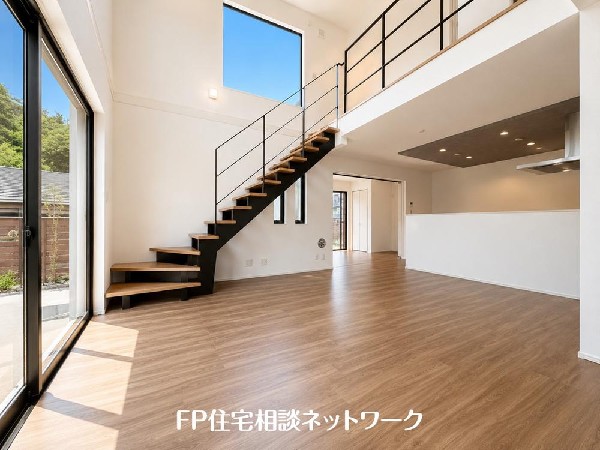 ２階層をひとつに繋げた吹抜けを採用！天井位置が高くなり、2階部分の窓から1階へと光を取り入れることができるため、明るく開放的な空間になっています♪
