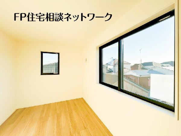 光が取り込みやすい2面採光の居室。日当たり良好です。クローゼットを完備し、収納スペースも十分。初めてのお子様にとっての「自分の部屋」。学習デスクやベッドの配置もラクラクです。