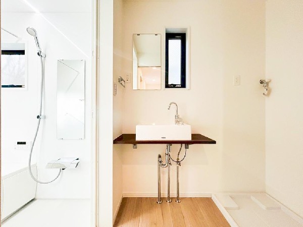 ダークカラーのカウンターとスクエア型ボウルが印象的な、洗練されたデザインの洗面スペース。シンプルながらも上質感が漂い、朝の身支度や帰宅後の手洗いも快適にこなせる、使い勝手と美しさを兼ね備えた空間です。