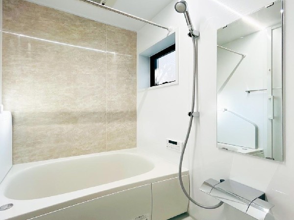 ゆったりとくつろげる広々バス。足までしっかりと伸ばせる浴槽は、心身ともにしっかりと疲れを癒してくれます。お子様とも一緒に浸かれ、ご家族みんなで一緒にバスタイムを楽しめますね♪