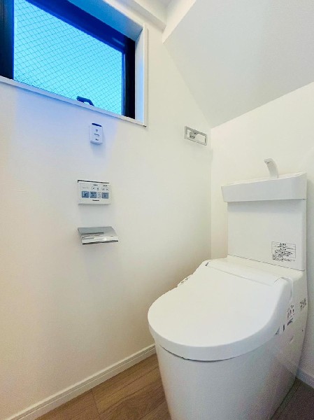スッキリとしたデザインのトイレは明かり取りの窓からも光が取り込まれ日中は電気を消していてもご使用いただける明るさとなっております。