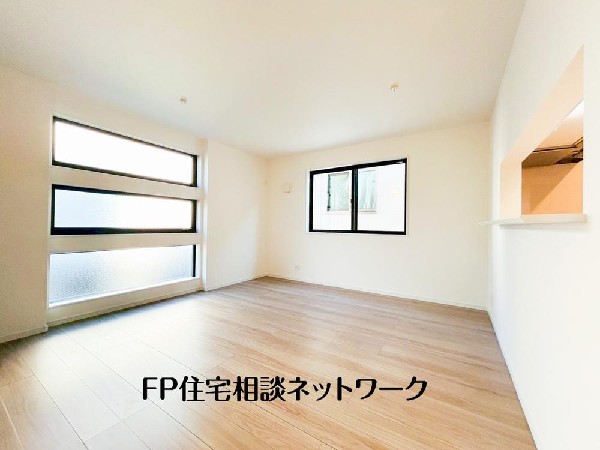 オープンでのびやかな空間を生み出す、こだわりの広がりとゆとり。家族と過ごす時間を大切にしたい方にぴったりの明るくゆとりある住空間です。窓からの日差しがリビングの隅々までしっかりと届きます！