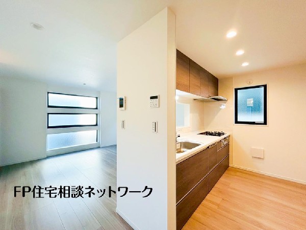 リビングを見渡せるので、テレビを見ながらでも作業ができます。食事前後の配膳、片づけもカウンター越しのやりとりが便利。ご家族も積極的にお手伝いしてくれる環境が自然と整います。