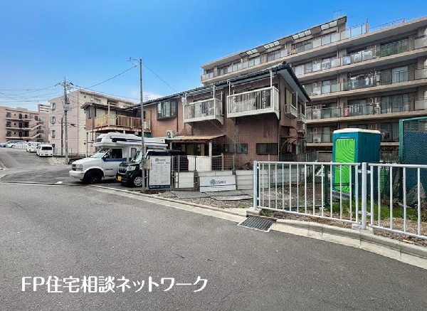 外観:前面道路は車通りの少ない道路。段差もなくお車の出し入れが苦手な方も駐車しやすそうです。