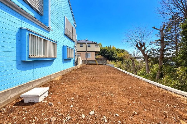 外観:窓枠から切り取られたまるで写真のような澄み切った光景。季節の移り変わりとともに、ゆっくりと愛でる時のありがたみ。