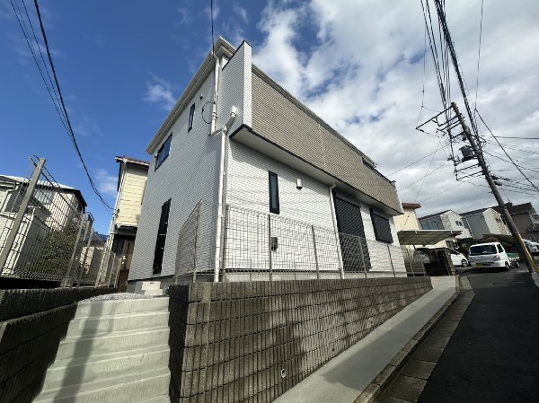 外観:閑静な住宅地に馴染む落ち着いた色合いの外観です。