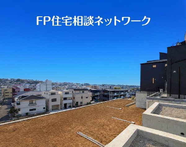 外観:四季を通じて自然と触れ合えるスポットが周辺には盛りだくさん！お散歩やジョギング、週末のご家族での遊びに最適です。目の前に広がる開放感とゆとり、暮らしの夢を育む理想の住まいがここにはあります。