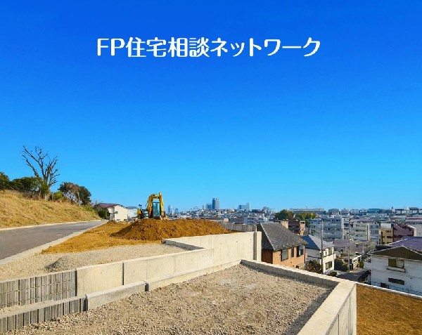 外観:開放感のある現地で、前面道路よりも少し高くなっておりますので、プライベート感も保たれます！高くなっている分、日当りや風通しも良く快適な生活が待っています！