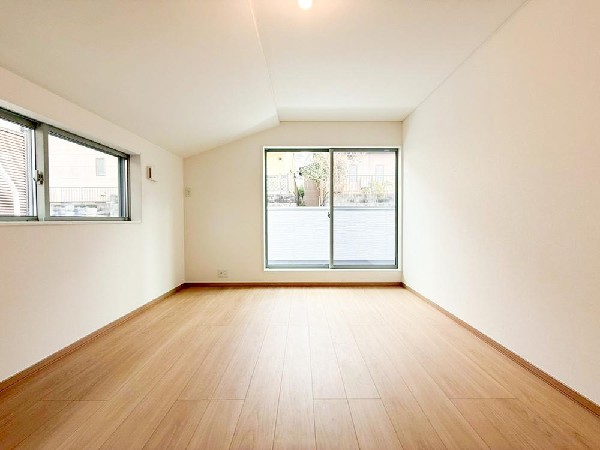 光が取り込みやすい2面採光の居室。日当たり良好です。クローゼットを完備し、収納スペースも十分。初めてのお子様にとっての「自分の部屋」。学習デスクやベッドの配置もラクラクです。