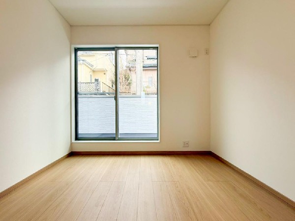 光が沢山取り込める大きな窓。日差しを長時間受ける事が出来る暖かいお部屋です。もちろんペアガラスなので、遮音性に優れ、結露も発生しにくい構造。サッシ周りのカビが発生しにくくなりますね。