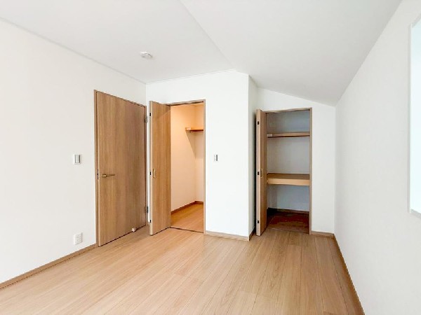 居室には収納クローゼットを完備！普段使いのお洋服や小物はもちろん、季節物のお洋服などもしっかりと整理整頓おしまい頂けます。居室空間をより広く隅々までお使いいただけますね。