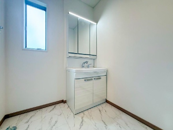 ゆとりのある洗面スペースで、朝の身支度やお掃除・片付けも快適スムーズです。３面鏡で髪のセットやお化粧もストレスなくこなせ、朝から気分良く通勤通学に向かえそうですね！