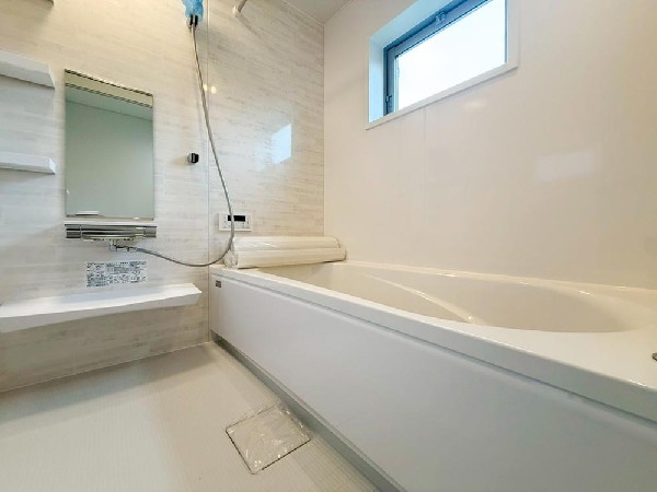 ゆったりとくつろげる広々バス。足までしっかりと伸ばせる浴槽は、心身ともにしっかりと疲れを癒してくれます。お子様とも一緒に浸かれ、ご家族みんなで一緒にバスタイムを楽しめますね♪