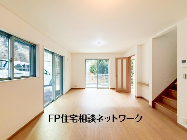 大切なご家族が集まるＬＤＫはこだわりたいですね！休日はおひさまの光をたっぷりと取りこめるリビングでゆったりと過ごしませんか？子供たちが元気に笑いながら走り回っている姿が目に浮かぶ空間です。