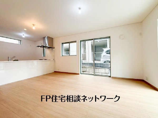 ＬＤＫのメインとなる大きな窓。開口部からは暖かい日差しが長い時間射し込みます。天気の良い日は是非窓を開けて風通しの良さもご体感下さい。明るいＬＤＫがご家族団欒の時を包みます。