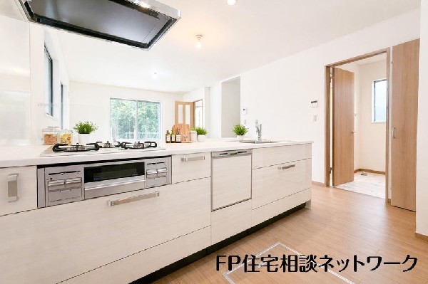 対面式のカウンターキッチンは、出来上がったお料理をカウンターに並べてお子様が運ぶなど、お手伝いの時間も増えそうですね！（本画像はCGで作成しており、実際に現地に家具はおかれておりません。）