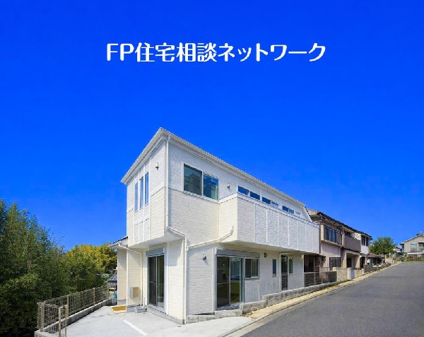 外観:四季を通じて自然と触れ合えるスポットが周辺には盛りだくさん！お散歩やジョギング、週末のご家族での遊びに最適です。目の前に広がる開放感とゆとり、暮らしの夢を育む理想の住まいがここにはあります。