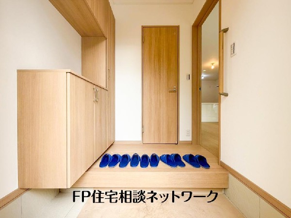 外観:気持ちの良い一日の始まりは笑顔でスタートしたいですよね。玄関ホールがスッキリ広々としていると帰る時も出ていく時も気持ちが良いものです！