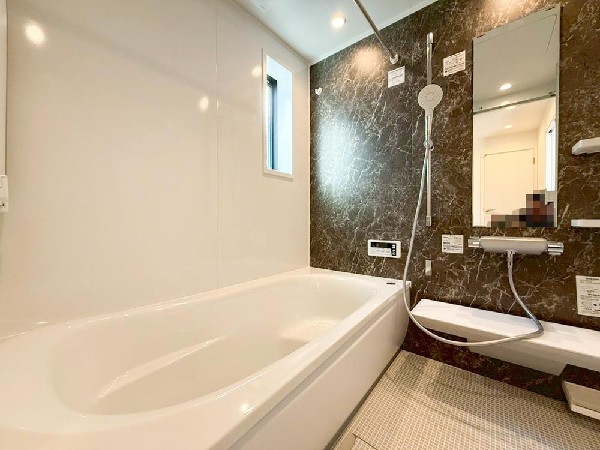 ゆったりとくつろげる広々バス。足までしっかりと伸ばせる浴槽は、心身ともにしっかりと疲れを癒してくれます。お子様とも一緒に浸かれ、ご家族みんなで一緒にバスタイムを楽しめますね♪