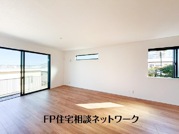 オープンでのびやかな空間を生み出す、こだわりの広がりとゆとり。家族と過ごす時間を大切にしたい方にぴったりの明るくゆとりある住空間です。窓からの日差しがリビングの隅々までしっかりと届きます！