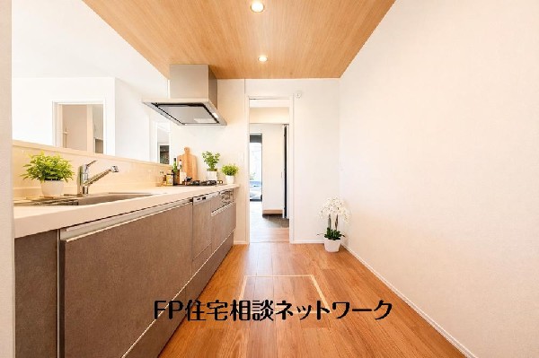 リビングで遊ぶお子様を見守りながらお料理が出来る対面式カウンターキッチン。（本画像はCGで作成しており、実際に現地に家具はおかれておりません。また価格に家具は含まれておりません。）