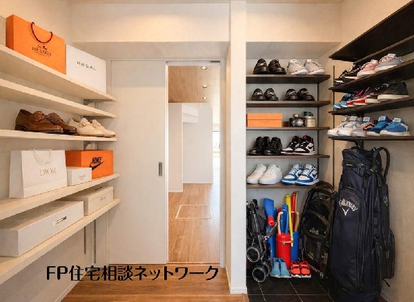 外観:家族の靴も趣味用品もすっきり収まる、ゆとりある多目的シューズクローク空間（本画像はCGで作成しており、実際に現地に家具はおかれておりません。また価格に家具は含まれておりません。）