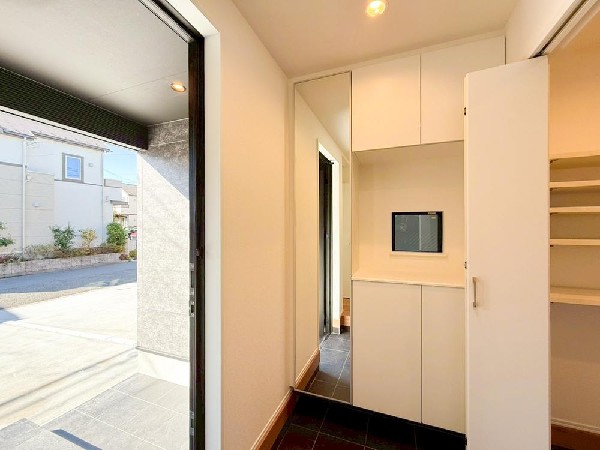 外観:住まう人の帰り、訪れる人を優しく迎える安らぎに満ちた空間。上質感あふれるエントランス。