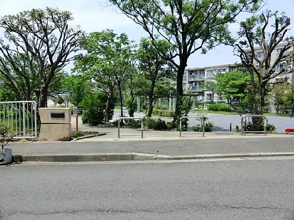 周辺環境:釜利谷坂本公園(釜利谷坂本公園まで750m 公園近くでお子様も安心して遊べます♪)
