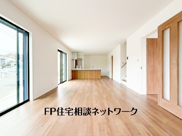 オープンでのびやかな空間を生み出す、こだわりの広がりとゆとり。家族と過ごす時間を大切にしたい方にぴったりの明るくゆとりある住空間です。窓からの日差しがリビングの隅々までしっかりと届きます！
