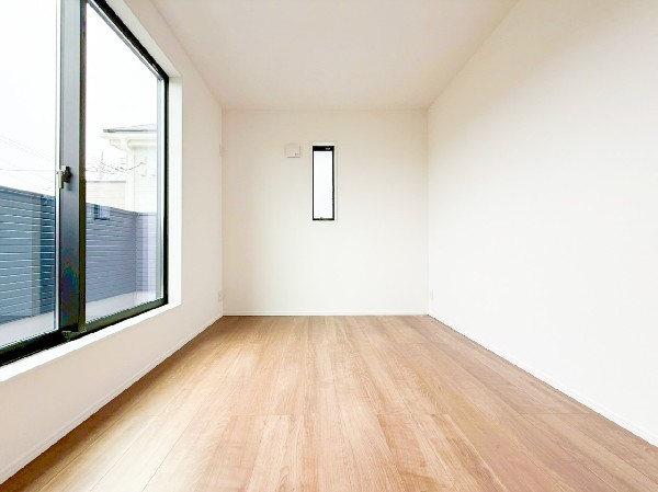 光が沢山取り込める大きな窓。日差しを長時間受ける事が出来る暖かいお部屋です。もちろんペアガラスなので、遮音性に優れ、結露も発生しにくい構造。サッシ周りのカビが発生しにくくなりますね。