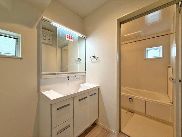 すがすがしい空気が肌をひきしめる朝。爽やかなデザインでまとめられたパウダールーム。流れる水音をBGMに鏡に映る顔が静かにゆっくりと笑顔に変わっていく時間。