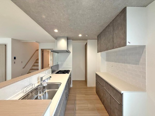 愛犬と寛ぐのんびりした時間　そよぐ風、緑の香り　まるで写真のような澄み切った光景。少しずつ育む家族との時間やありがたみ。幸せを噛みしめる穏やかな生活。